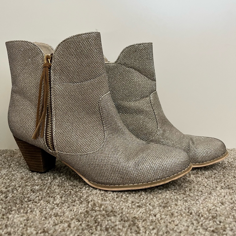 Joyfolie sparkly silver booties (size: 10)